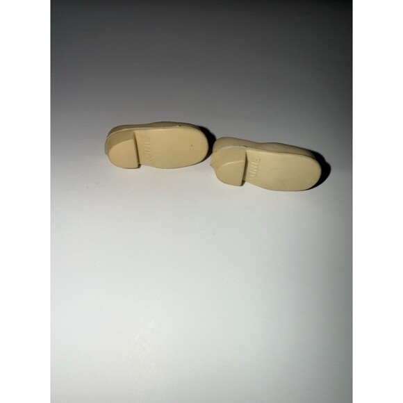 Vintage Sindy Marx Doll Shoes Off White Heels 1970s 1980s Original Accessory - Picture 8 of 12